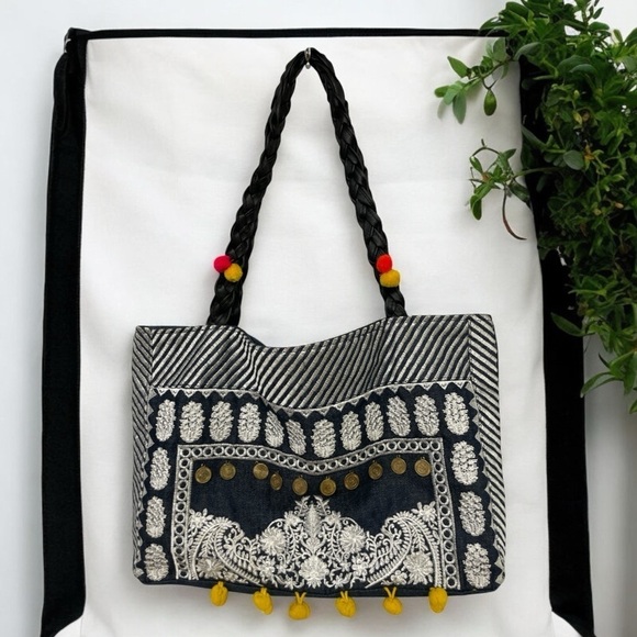 Ornately embroidered khaadi bag large size, perfect for the summer & Vacations - Picture 1 of 11